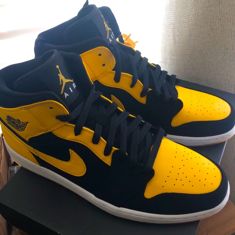 Jordan 1 Mid “New Love” (2017)